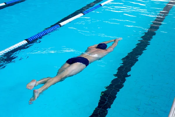 Vista Trasera Hacia Arriba Del Nadador Masculino Caucásico Piscina Nadando —  Fotos de Stock