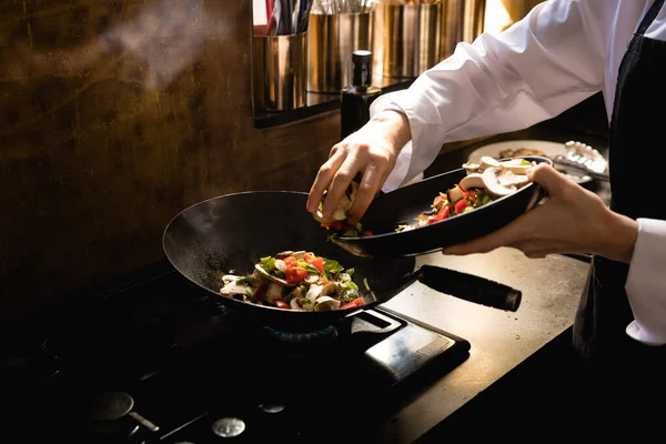 Close Woman Cookery Class Putting Vegetables Frying Pan — ストック写真