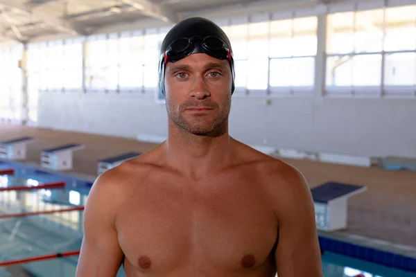 白种人男子游泳运动员戴着黑色泳帽 戴着泳镜 看着镜头的肖像 — 图库照片