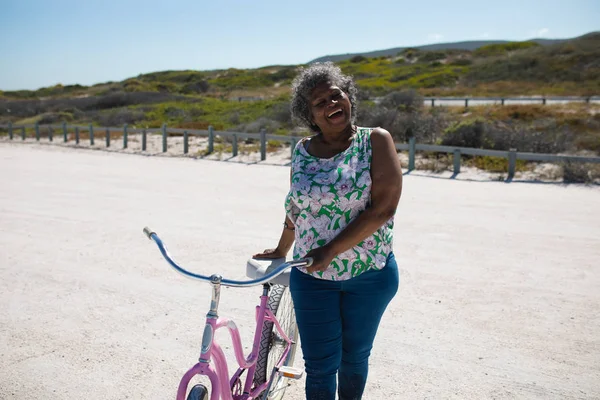 Retrato Una Mujer Afroamericana Alto Rango Que Rueda Una Bicicleta — Foto de Stock