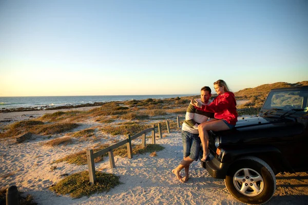 一对白种人夫妇坐在敞篷轿车外 拥抱着大海 凝视着大海 周末海滩度假 生活方式和休闲 — 图库照片