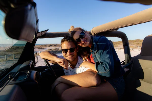 Vooraanzicht Van Een Blank Stel Een Open Auto Omhelzend Glimlachend — Stockfoto