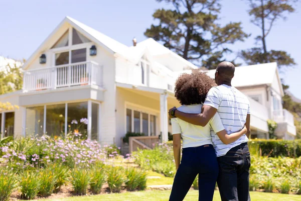 Diversión Fin Semana Casa Juntos Vista Trasera Una Pareja Razas —  Fotos de Stock