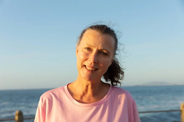 Retrato Mujer Caucásica Madura Feliz Mediana Edad Disfrutando Haciendo Ejercicio —  Fotos de Stock