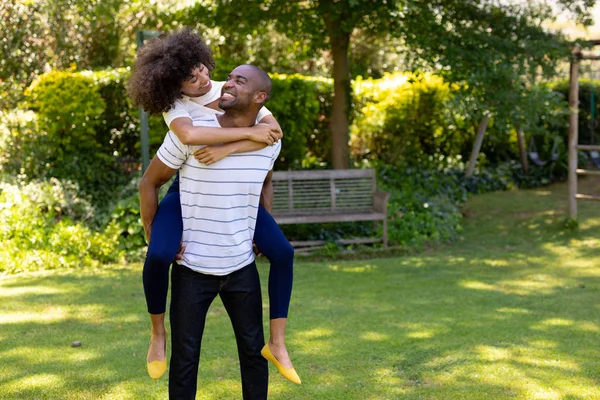 Diversión Fin Semana Casa Juntos Vista Frontal Una Pareja Razas — Foto de Stock