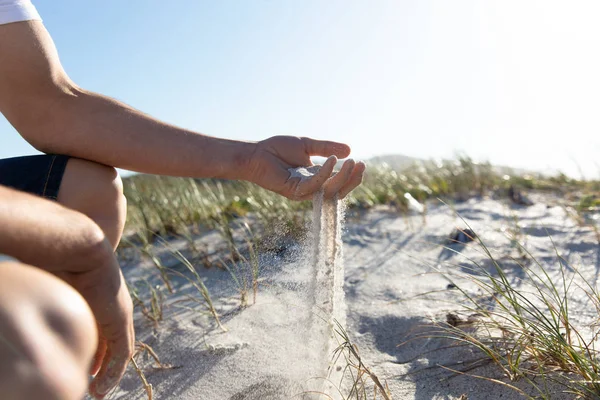 Partie Médiane Homme Accroupi Sur Plage Versant Sable Par Une — Photo