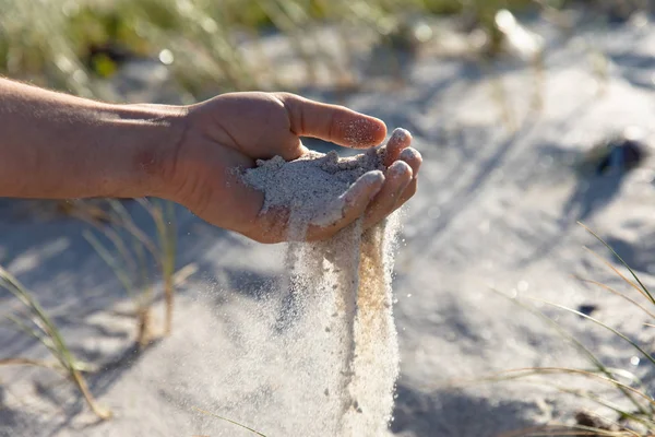 Nahaufnahme Eines Mannes Strand Der Einem Sonnigen Tag Sand Schüttet — Stockfoto