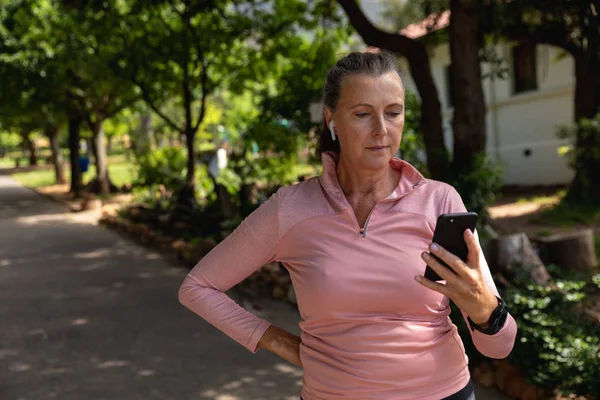 Vorderansicht Einer Reifen Kaukasischen Frau Mittleren Alters Die Park Trainiert — Stockfoto