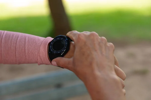 Gros Plan Des Mains Femme Travaillant Dans Parc Vérifiant Smartwatch — Photo