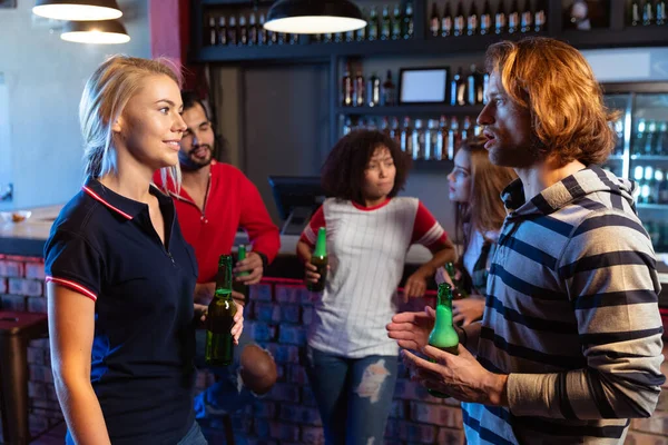 Zijaanzicht Van Een Blanke Man Vrouw Die Een Pub Staan — Stockfoto