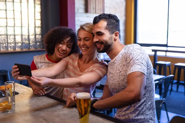 Vooraanzicht Van Een Gemengde Ras Vrouw Een Blanke Vrouw Een — Stockfoto