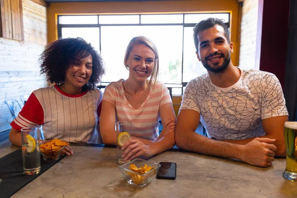 Portret Van Een Gemengde Rassenvrouw Een Blanke Vrouw Een Gemengde — Stockfoto