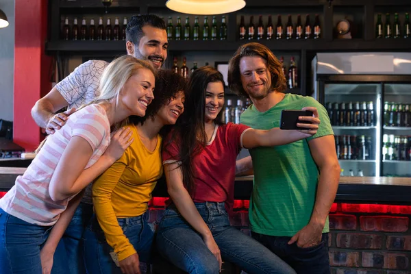 Gün Boyunca Barda Oturan Beş Farklı Etnik Gruptan Erkek Kadın — Stok fotoğraf