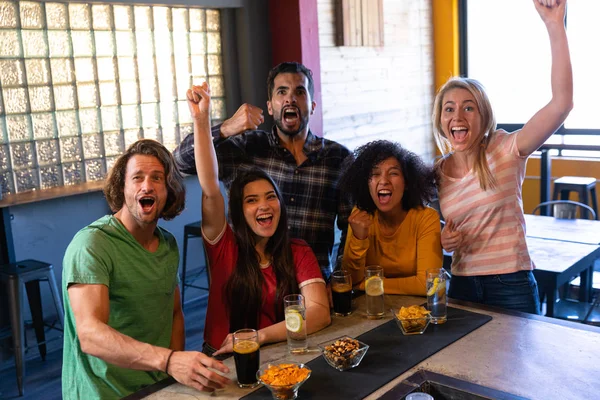 Vooraanzicht Van Een Groep Van Vijf Multi Etnische Mannelijke Vrouwelijke — Stockfoto