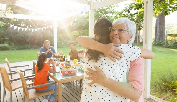 Framsidan Äldre Vit Kvinna Och Hennes Vuxna Dotter Står Och — Stockfoto