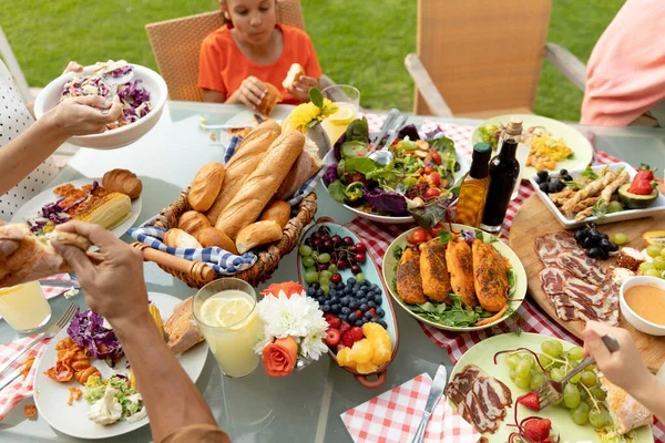 Vooraanzicht Van Een Blank Meisje Dat Buiten Aan Een Eettafel — Stockfoto