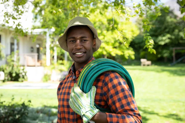 Ritratto Afroamericano Giardino Che Indossa Cappello Guanti Giardinaggio Porta Tubo — Foto Stock