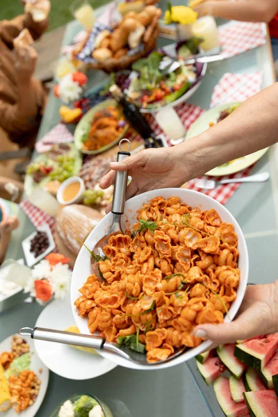 Hoge Hoek Uitzicht Handen Van Een Vrouw Die Een Schotel — Stockfoto