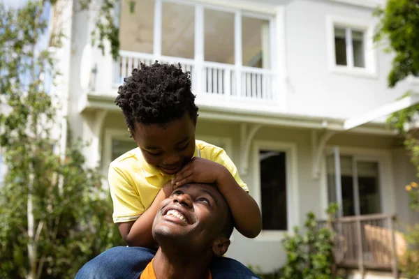 Vista Frontal Hombre Afroamericano Sonriente Jardín Llevando Hijo Cuestas Mirándose — Foto de Stock