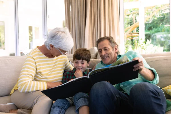 Vista Frontal Una Abuela Abuelo Caucásicos Casa Sentados Sofá Sala — Foto de Stock