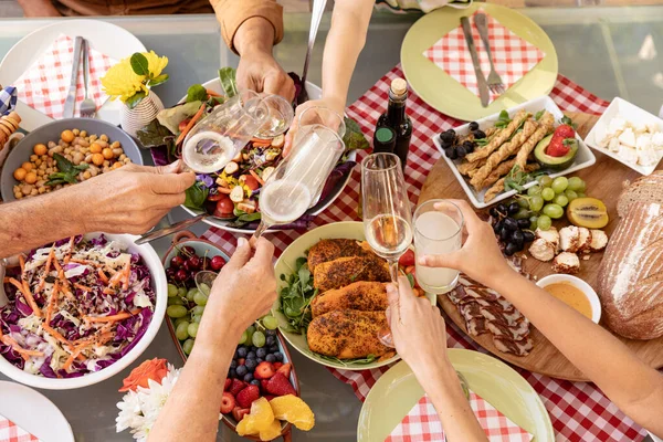 Çok Nesildir Beyaz Bir Ailenin Ellerinde Gözlüklerle Dışarıda Yemek Masasında — Stok fotoğraf