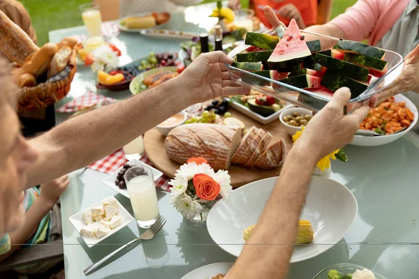 Blick Über Die Schulter Einer Kaukasischen Mehrgenerationenfamilie Die Draußen Einem — Stockfoto