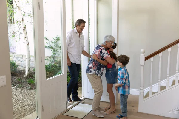 Sidovy Över Vit Farfar Och Mormor Anländer Hem Och Hälsas — Stockfoto