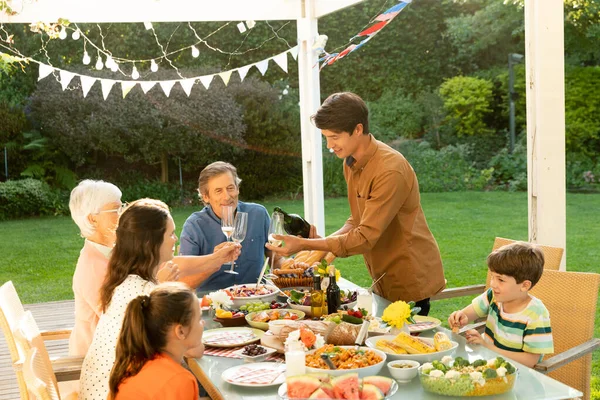 Vorderansicht Einer Kaukasischen Mehrgenerationenfamilie Die Draußen Einem Für Ein Festmahl — Stockfoto