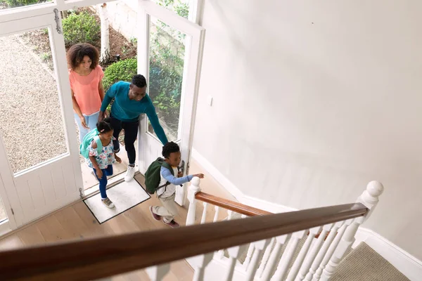 Vista Alto Ângulo Casal Afro Americano Com Filho Filha Chegando — Fotografia de Stock