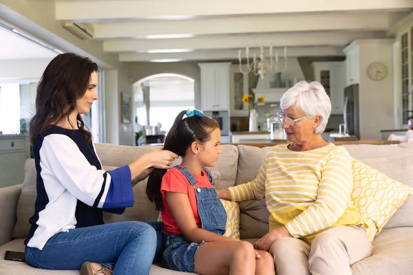 Framsidan Vit Mormor Hemma Sitter Soffa Vardagsrummet Med Sin Vuxna — Stockfoto