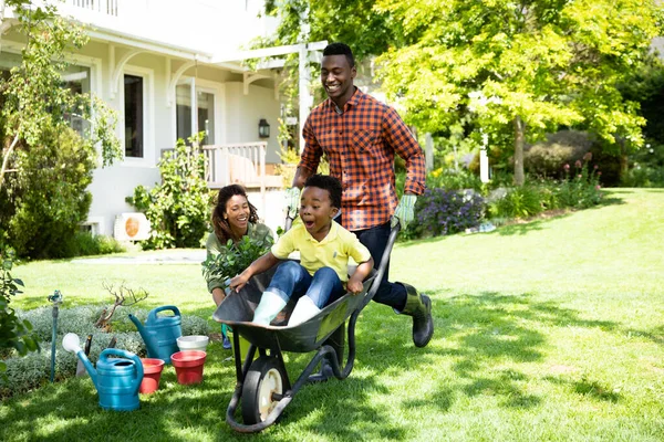 Widok Przodu Szczęśliwej Pary Afroamerykanów Ich Syna Ogrodzie Człowiek Popycha — Zdjęcie stockowe