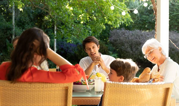 Vue Face Homme Caucasien Mère Aînée Assis Extérieur Une Table — Photo