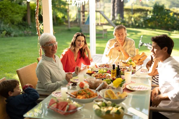 Vue Angle Élevé Une Famille Caucasienne Plusieurs Générations Assise Extérieur — Photo