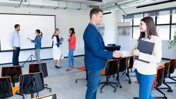 Vista Lateral Una Mujer Negocios Caucásica Hombre Negocios Caucásico Trabajando — Foto de Stock