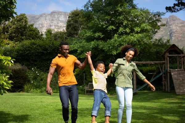 Vista Frontal Una Sonriente Pareja Afroamericana Caminando Por Jardín Tomados — Foto de Stock