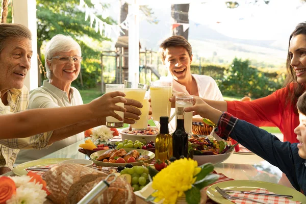 Vista Frontale Vicino Una Famiglia Caucasica Multi Generazione Seduta Fuori — Foto Stock