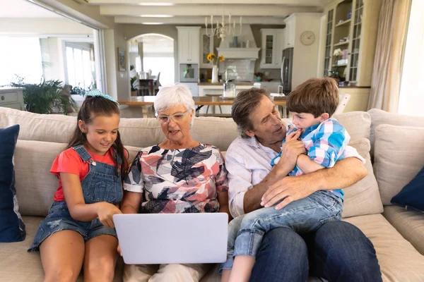 Vorderseite Der Kaukasischen Großeltern Sitzen Auf Einem Sofa Wohnzimmer Mit — Stockfoto