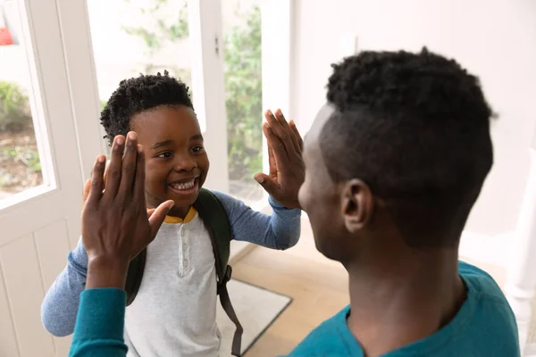 Vista Lateral Hombre Afroamericano Hijo Casa Hablando Dando Cinco Pasillo — Foto de Stock