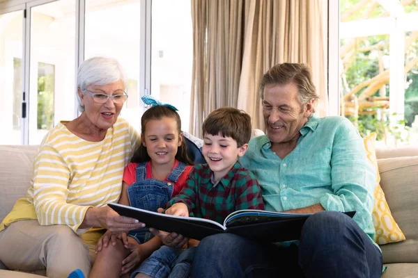 Framsidan Vit Mormor Och Morfar Hemma Sitter Soffa Vardagsrummet Med — Stockfoto