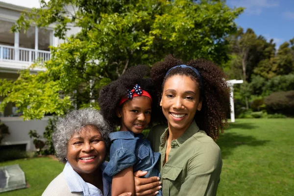 Retrato Uma Avó Afro Americana Sorridente Jardim Com Sua Filha — Fotografia de Stock