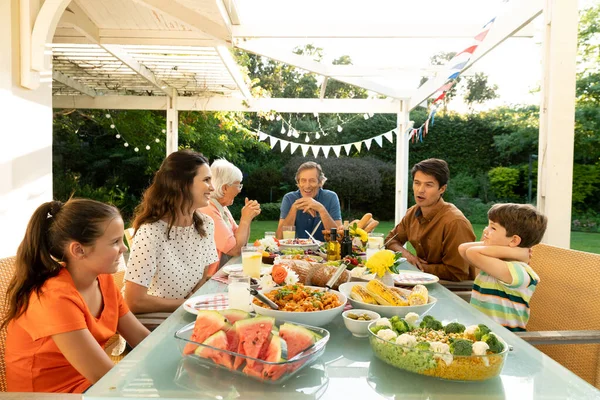 Framsidan Flergenerationsfamilj Kaukasus Som Sitter Utanför Vid Ett Middagsbord Och — Stockfoto