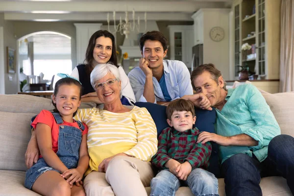 Retrato Seis Membros Uma Família Caucasiana Várias Gerações Casa Sofá — Fotografia de Stock