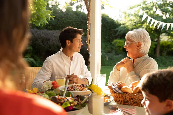 Üst Düzey Bir Beyaz Kadın Yetişkin Oğlunun Yemek Masasının Önünde — Stok fotoğraf