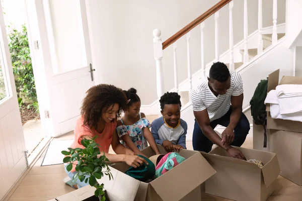 Framsidan Ett Afroamerikanskt Par Med Sin Son Och Dotter Hemma — Stockfoto