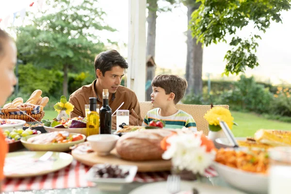 Vista Frontal Del Hombre Caucásico Con Hijo Hija Mesa Cena — Foto de Stock