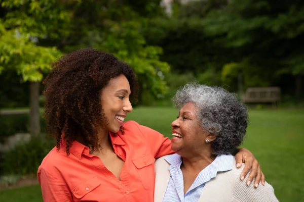 Боковой Вид Пожилой Афроамериканки Дочерью Саду Улыбающейся Друг Другу Обнимающей — стоковое фото