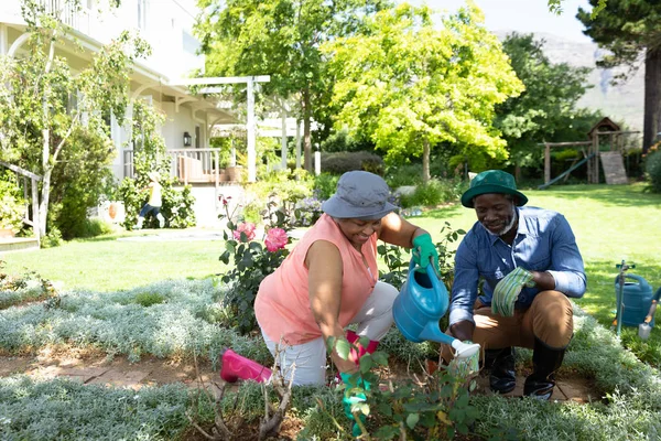 散水植物でのシニアアフリカ系アメリカ人カップルの正面図一緒に — ストック写真