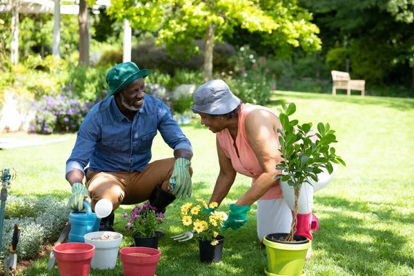 非洲裔美国老人夫妇在花园 园艺和谈话中的镜头 — 图库照片