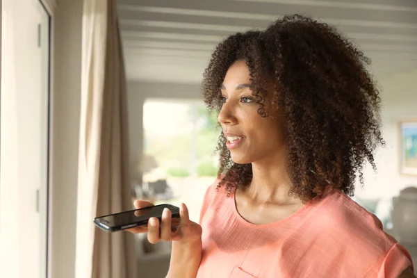 Vista Laterale Una Donna Afroamericana Piedi Cucina Con Uno Smartphone — Foto Stock