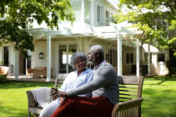 Vista Lateral Casal Afroamericano Sênior Jardim Abraçando Conversando Sentado Banco — Fotografia de Stock